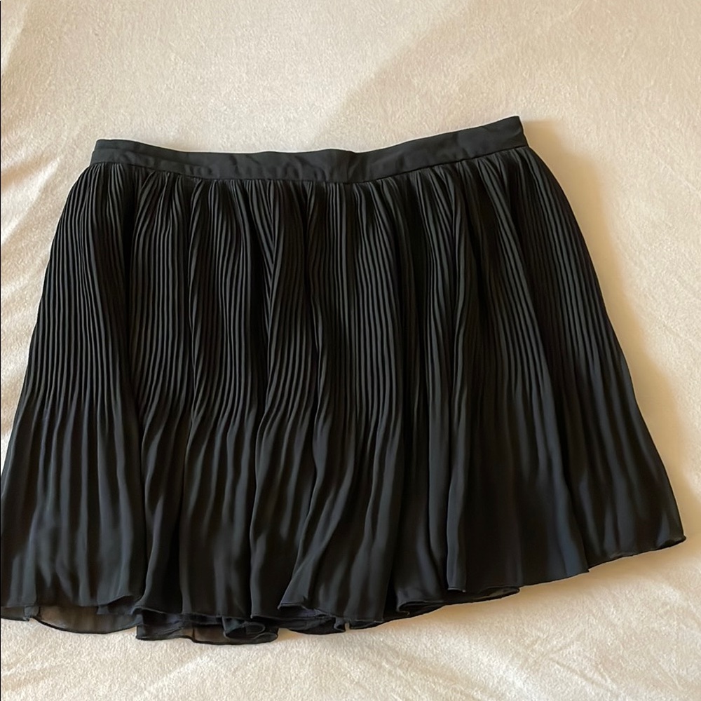 Black Mini Bubble Skirt with Pleated Style